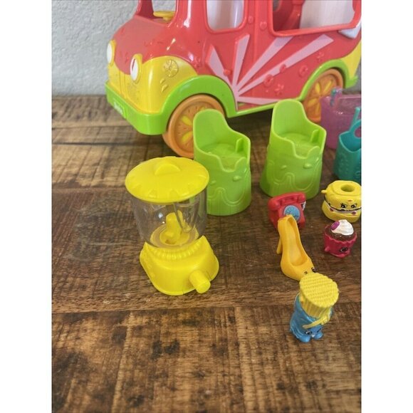 SHOPKINS SMOOTHIE TRUCK Play Set 2 Exclusive Shopkins Blender Stools PLUS More - Picture 7 of 12